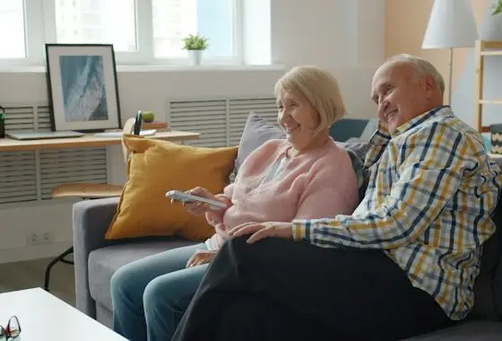 Couple de seniors regardant la télévision