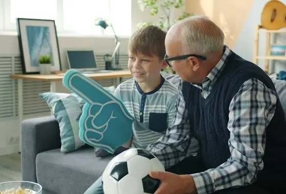 Grand-père et petit-fils devant un match