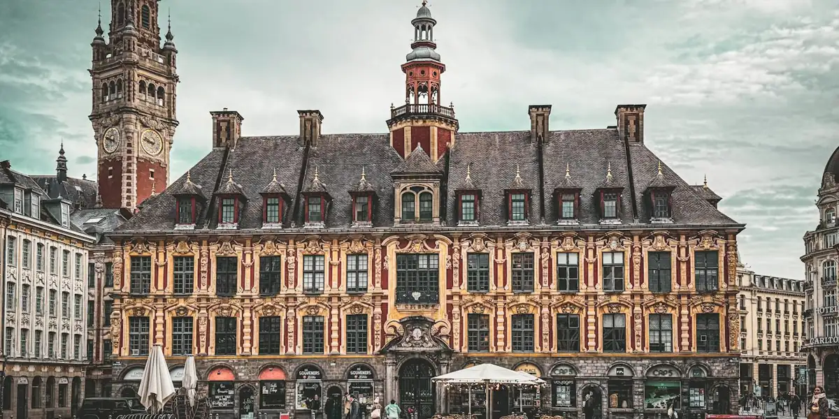 La Vieille Bourse et le beffroi de la Chambre de commerce à Lille